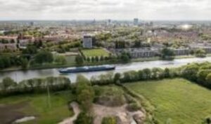 Natuur, rivier met schip en stad 